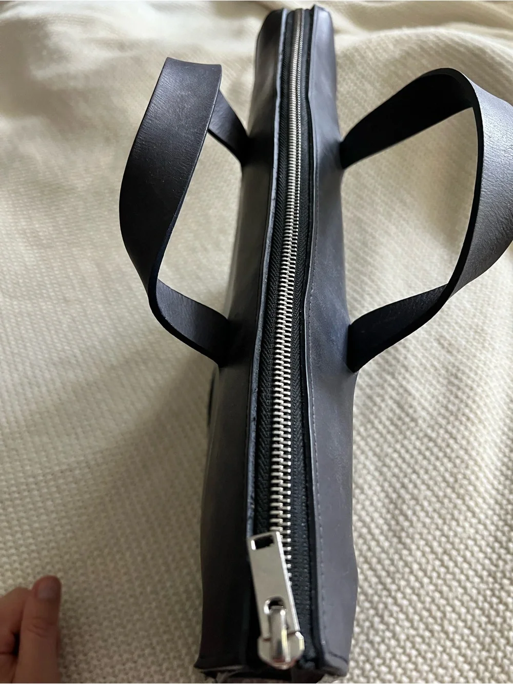 Le Feuillet black leather bag is made in France